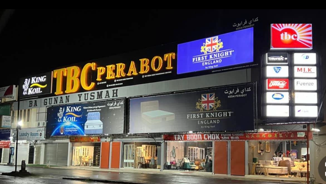 Kedai TBC Perabot Kota Bharu - Bangunan Yusmah dengan papan tanda King Koil dan First Knight England